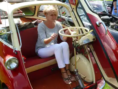 Exoten der Straße zum Anfassen: Diese Besucherin nahm auf einem der vergangenen Oldtimertreffen in Klein Scharrel Platz in einer BMW Isetta.