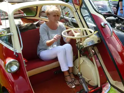 Exoten der Straße zum Anfassen: Diese Besucherin nahm auf einem der vergangenen Oldtimertreffen in Klein Scharrel Platz in einer BMW Isetta.