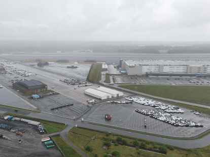 Die ersten Fahrzeuge stehen bereits am neuen Inlandterminal von BLG in Ahlhorn. Mittelfristig ist ein Ausbau auf bis zu 16.000 Stellplätze geplant.