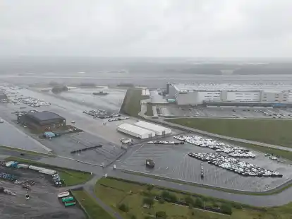 Die ersten Fahrzeuge stehen bereits am neuen Inlandterminal von BLG in Ahlhorn. Mittelfristig ist ein Ausbau auf bis zu 16.000 Stellplätze geplant.