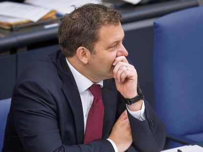 Bundesfinanzminister Lars Klingbeil (SPD) bringt an diesem Dienstag seinen ersten Haushalt in den Bundestag ein. Doch trotz enormer Neuverschuldung fehlt der schwarz-roten Koalition Geld für viele Wünsche.