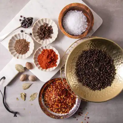 Zur Grundausstattung in der Küche gehören Salz, schwarzer Pfeffer, Chili-Flocken, Paprika edelsüß oder geräuchert, Kümmel, Nelken, Wachholderbeeren, Lorbeer und Muskatnuss.
