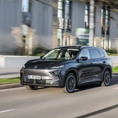 Auffällig unauffällig für einen aktuellen Stromer aus China: So fährt der MG S5 bei den Kunden vor.