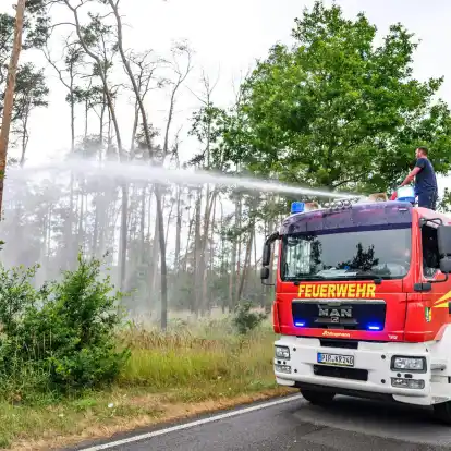 In einigen Gebieten können die Einsatzkräfte wegen Munitionsresten im Boden nur vom Fahrzeug aus löschen.