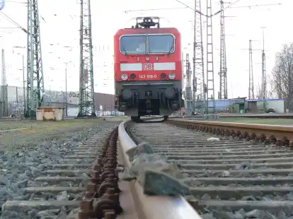 Lebensgefährlicher Unfug: Steine auf Bahngleisen stellen eine extreme Gefahr dar.
