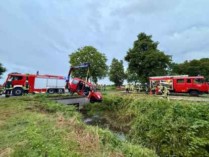 Ein Autofahrer hat in Strackholt die Kontrolle über seinen Wagen verloren und landete in einem Tief.