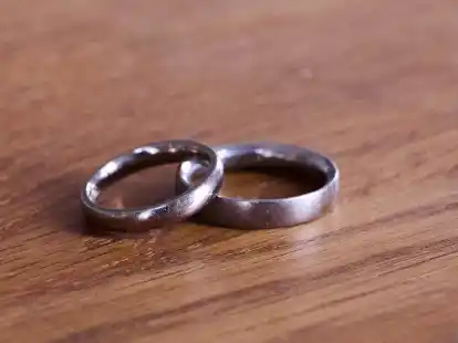 Gericht sieht Liebe im Vordergrund: Die Entscheidung zu dieser Eheschließung diente laut Gericht primär der Bestätigung ihrer gemeinsamen Liebe.