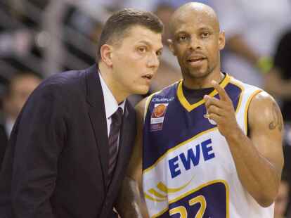 Im Gespräch mit seinem Spielmacher: Oldenburgs Trainer Predrag Krunic (links) tauscht sich in der Meistersaison 2008/09 mit Jason Gardner aus