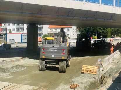 Die Asphaltdecke ist Anfang Juli noch nicht vorhanden. Die Straße wird um rund einen Meter abgesenkt, damit auch LKW unter der Brücke durchfahren können.