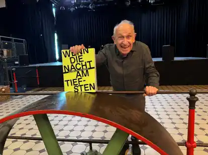 Der ehemalige Manager und Sänger der „Band Ton Steine Scherben“, Nikel Pallat im Pumpwerk mit dem Ausstellungskatalog.
