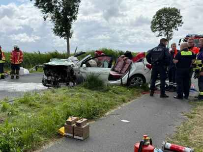 In der Itzendorfer Straße in Norden sind zwei Autos frontal zusammengestoßen.