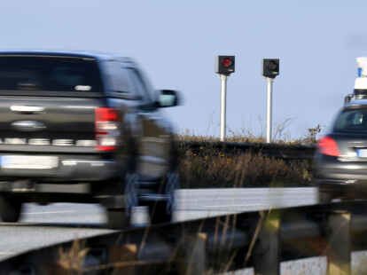 Auf der Bundesstraße 210 will der Landkreis Friesland fünf stationäre Blitzer errichten. Die Umsetzung lässt allerdings schon länger auf sich warten (Symbolbild).
