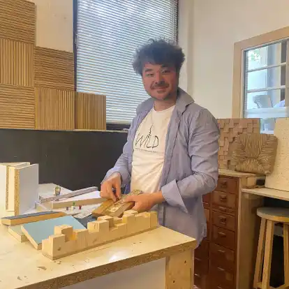 Produktdesigner Florian Erdbeer aus Oldenburg möchte Möbel ästhetisch und zirkulär gestalten.