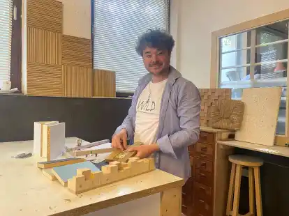 Produktdesigner Florian Erdbeer aus Oldenburg möchte Möbel ästhetisch und zirkulär gestalten.
