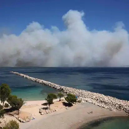 Riesige Rauchwolken versetzen die Bewohner von Marseille in Schrecken.