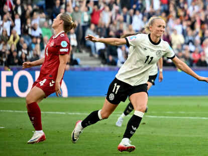 Deutschlands Lea Schüller bejubelt ihr Tor zum 2:1 im EM–Gruppenspiel gegen Dänemark.