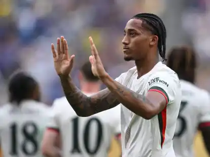 Kein Jubel: Der bei Fluminense ausgebildete Angreifer João Pedro hebt nach seinem Tor für Chelsea entschuldigend die Hände.
