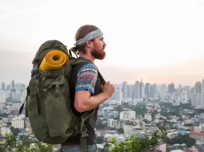 Alles am Mann: Mit Reiserucksäcken sind Urlauber flexibel unterwegs.