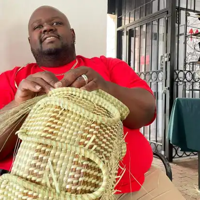 «Die Schilfgräser dafür habe ich selbst geerntet und getrocknet»: Corey Alston beim Korbflechten