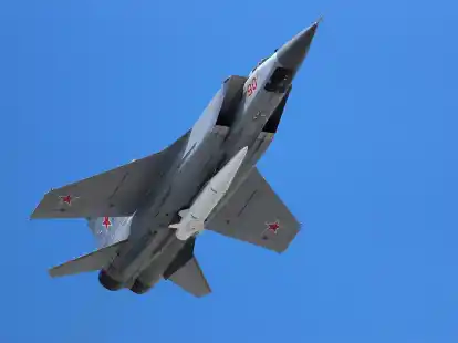 Russland setzt immer wieder auch schwer abfangbare Kinschal-Raketen gegen Ziele in der Westukraine ein. (Archivbild)