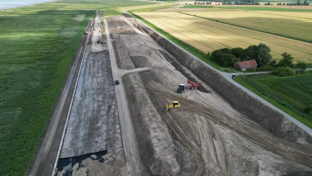 Dike construction in Krummhörn: Two huge holes gape in the dike for ...