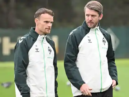 Beim Training von Werder Bremen: der Leiter Profifußball Peter Niemeyer (rechts) im  Gespräch mit Co-Trainer Christian Groß