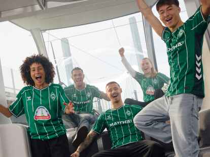 Das neue Heimtrikot: Werder-Kapitän Marco Friedl (Mitte) und Co. präsentieren das Jersey in der Straßenbahn.