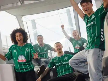 Das neue Heimtrikot: Werder-Kapitän Marco Friedl (Mitte) und Co. präsentieren das Jersey in der Straßenbahn.