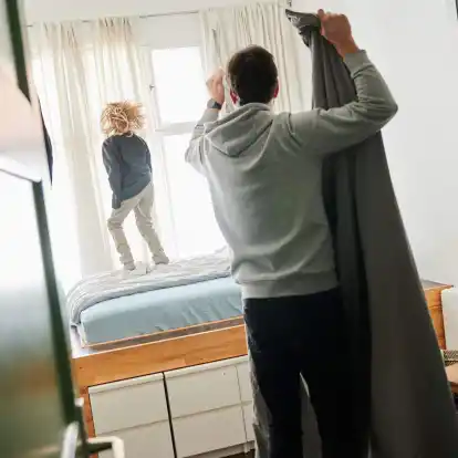 Ein Team bilden: Partnerschaften profitieren davon, wenn beide Partner Verantwortung teilen und sich gegenseitig unterstützen.
