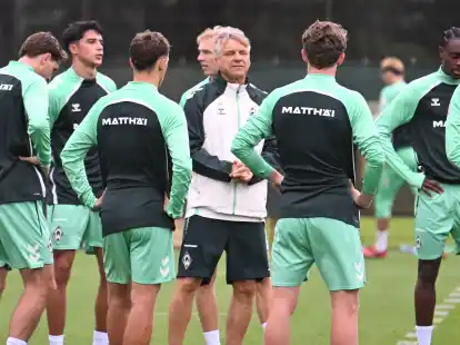 Setzt auf Veränderungen: Werder-Trainer Horst Steffen (Mitte)