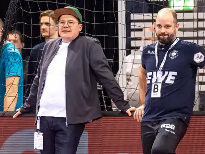 Warten auf die Auslosung: (von links) Andreas Lampe und Niels Bötel, Manager und Cheftrainer des VfL Oldenburg