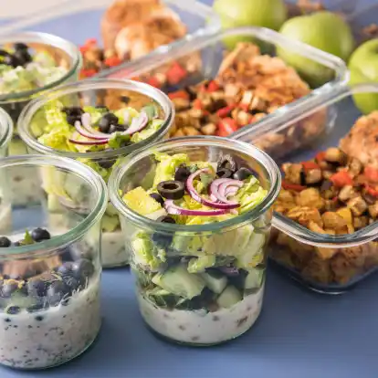 Das Hauptgericht kommt ganz zum Schluss: Um eine Kreuzkontamination mit Keimen zu verhindern, werden beim Meal Prep zuerst Salate und Dessert vorbereitet.