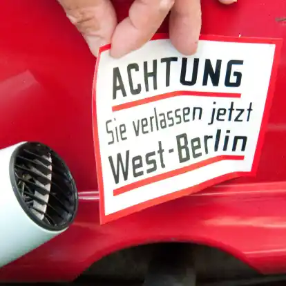 Wärme hilft: Sonneneinstrahlung oder Föhn erleichtern das Ablösen.
