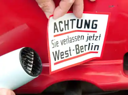 Wärme hilft: Sonneneinstrahlung oder Föhn erleichtern das Ablösen.