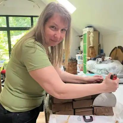 Ihre Kunst ist weltweit einzigartig: In ihrer Werkstatt in Dornum arbeitet die Bildhauerin Nic Schaatsbergen mit Klinkersteinen und entwickelt daraus plastische Werke. Wenn die Dornumerin mit dem Formen beginnt, sind die Backsteine noch nass und weich. Die Steine bekommt sie von der Ziegelei in Nenndorf.