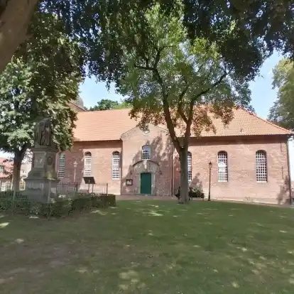 Hier am Wittmunder Kirchplatz könnte bald ein Möbelstück aus reinem Klinker gebaut werden.