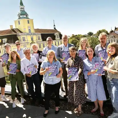 Freuen sich auf den Kultursommer, der an diesem Freitag, 11. Juli eröffnet wird: Organisatoren, Sponsoren und Künstler, die die Traditions-Veranstaltung möglich machen, bei einer Präsentation des umfangreichen Programms.