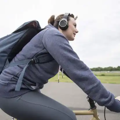 Auch leise Musik kann ablenken - deshalb sollten Radfahrer besser keine Kopfhörer tragen.
