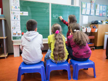 Schüler sitzen in Essen (Nordrhein-Westfalen)  in einem Klassenraum während einer Mathe-Übung vor der Tafel: Zurzeit wird in der Politik über eine Migrationsobergrenze in Schulen diskutiert. (Archivbild)