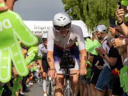 Breites Grinsen: Am „Solarer Berg“ auf der Radstrecke fährt Jesse Hinrichs durch eine riesige Menschenmenge – so eine fantastische Stimmung gibt es nur bei diesem Rennen, sagt der Oldenburger.