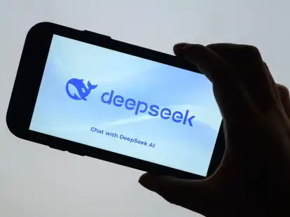 Das Logo des chinesischen KI-Chatbot Deepseek ist auf einem Smartphone zu sehen.