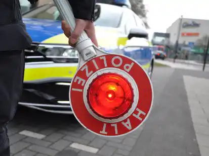 Die Polizei sucht Zeugen, nachdem ein Camperfahrer immer wieder in den Gegenverkehr geraten ist.