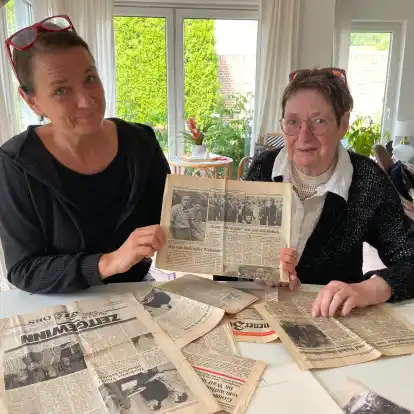 Christa Karp und Tochter Sonja Karp (links) erinnern sich und stöbern in den alten Zeitungsberichten.
