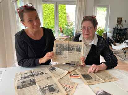 Christa Karp und Tochter Sonja Karp (links) erinnern sich und stöbern in den alten Zeitungsberichten.