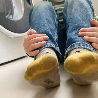 Nach einem Tag auf dem Spielplatz des Kindergartens: Das sind die vielleicht dreckigsten Socken der Welt.