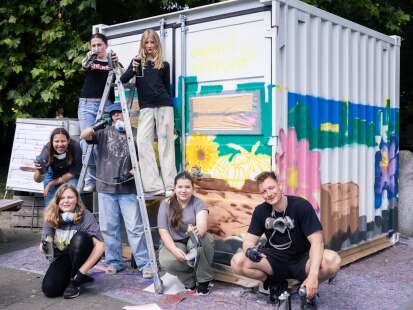 SOMMERFERIENPROGRAMM: Bunte Farbe für den Gotthilf-Hagen-Platz in Wilhelmshaven