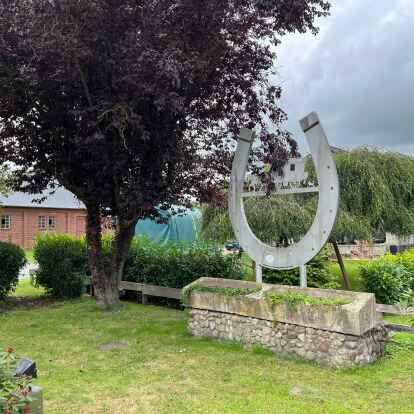 Dieses Denkmal in Ovelgönne wird im Dorf „Zigeunerplatz“ genannt. Die Gemeinde diskutiert derzeit darüber, ob der Name geändert werden sollte. Hier treffen historischer Kontext und heutige Auseinandersetzung aufeinander.
