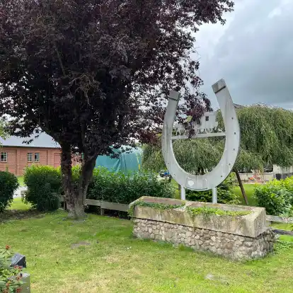 Dieses Denkmal in Ovelgönne wird im Dorf „Zigeunerplatz“ genannt. Die Gemeinde diskutiert derzeit darüber, ob der Name geändert werden sollte. Hier treffen historischer Kontext und heutige Auseinandersetzung aufeinander.