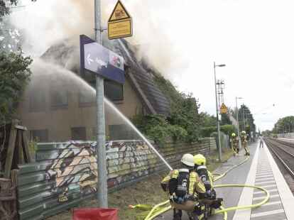 Brand in Heidkrug: Die Feuerwehr ist in der Nähe des Bahnhofes im Einsatz.