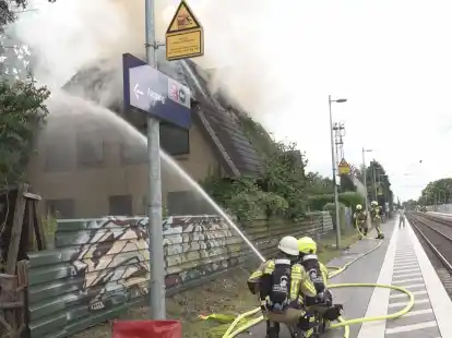 Brand in Heidkrug: Die Feuerwehr ist in der Nähe des Bahnhofes im Einsatz.